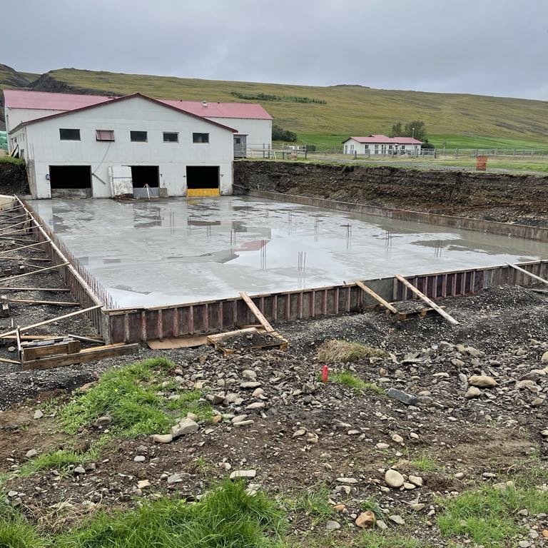 Viðbót við fjárhúsin í byggingu. MYND AÐSEND
