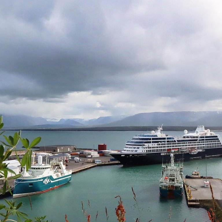 Skemmtiferðaskip í höfn á Sauðárkróki. MYND: ÓAB