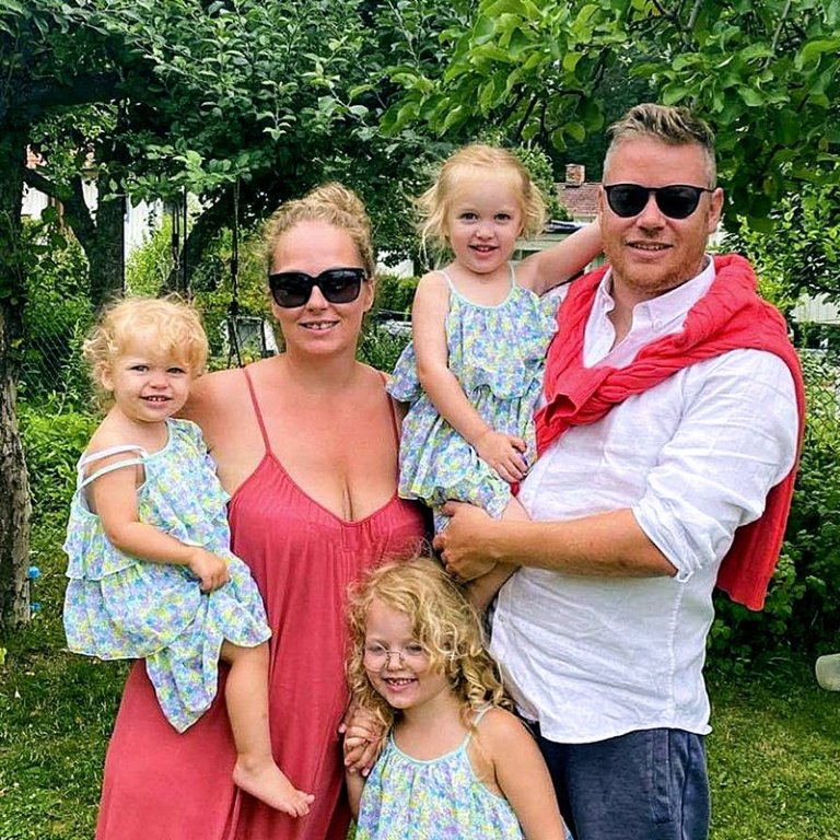 Fjölskyldan í sænsku sumri. „Afmælisfjölskyldumynd þar sem ég er í sænska einkennisbúningnum, bleik peysa bundin yfir axlirnar. Eina myndin sem er til þar sem meirihluti Brandsstelpnana horfa í myndavélina,“ segir Björn Ingi.  MYNDIR AÐSENDAR