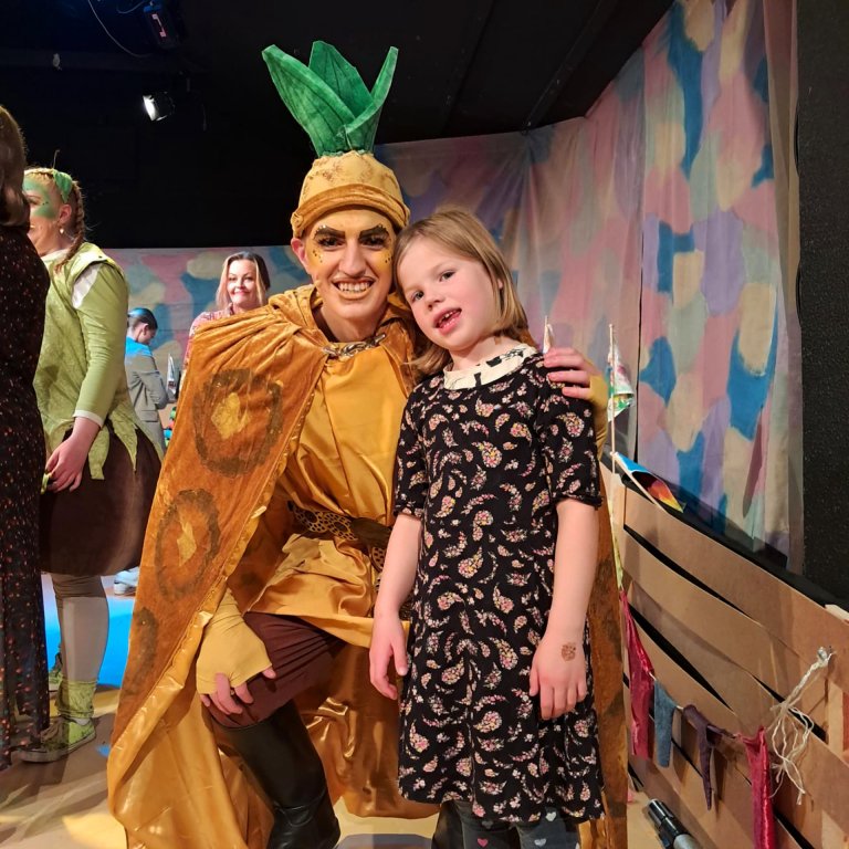 Heiðrún Emma Einarsdóttir, leikhúsgestur, með Imma Ananas sem Eysteinn Guðbrandsson leikur. MYND: KSE