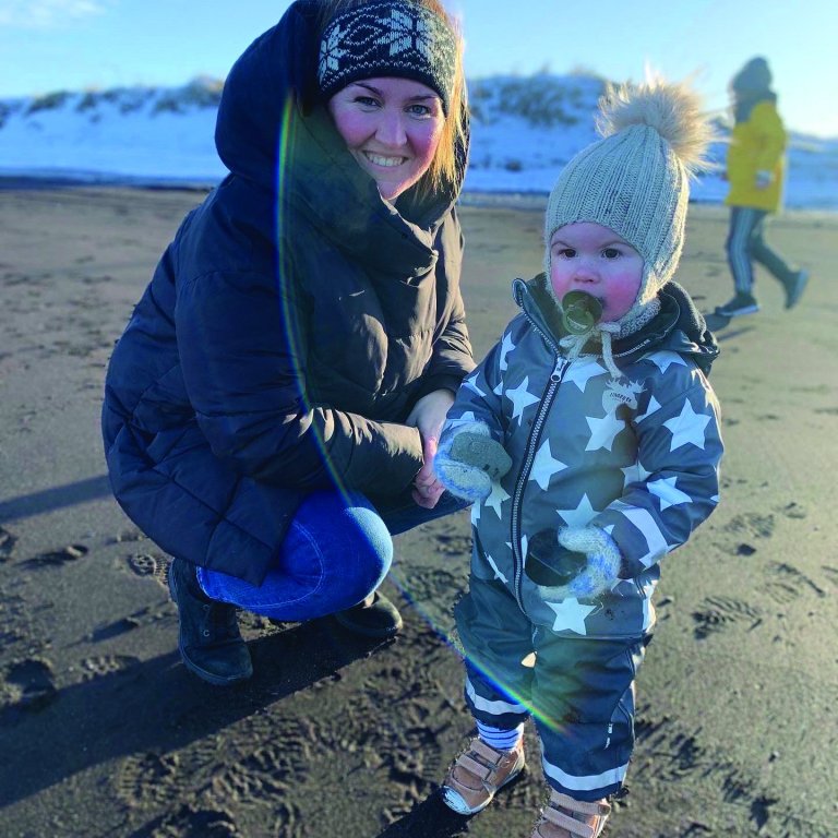 Rakel Kemp með yngsta syni sínum, Guðna Frey, í fjörunni á Króknum. MYNDIR AÐSENDAR