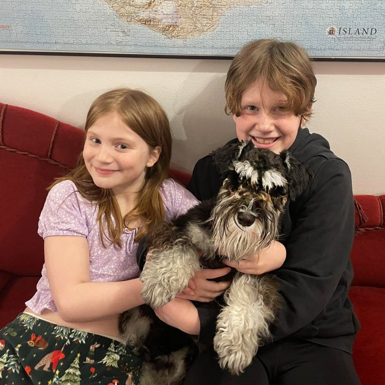 Ragna (t.h.) og María með Tobba. MYND AÐSEND