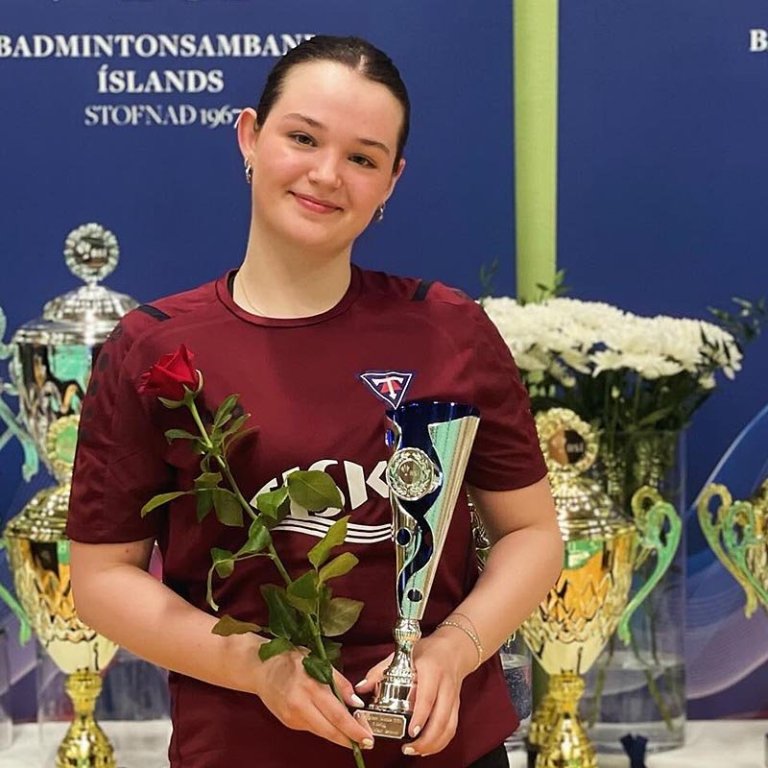 Emma Katrín með verðlaunin eftir að hafa unnið 2. deildina sl. vor. MYND AÐSEND