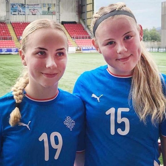 Elísa Bríet og Birgitta í landsliðstreyjunum. Þessi mynd var reyndar tekin í Skotlandi síðasta haust. AÐSEND MYND