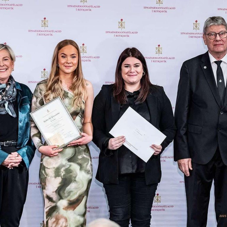 Frá afhendingunni. Frá vinstri Frú  Halla Tómasdóttir forseti Íslands, Heiðdís Líf, Sesselía Agnes Ingvarsdóttir meistari Heiðdísar og Halldór Þ. Haraldsson formaður Iðnaðarmannafélags Reykjavíkur.