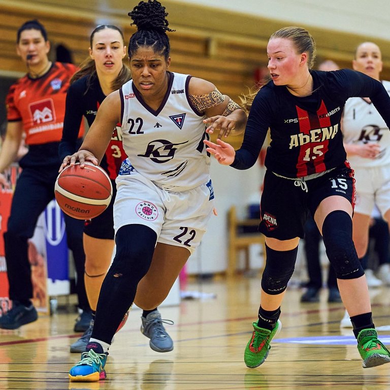 Randi Brown var öflug í kvöld og setti þrjá þrista á lokakaflanum. Það dugði ekki til. Hér er hún í leik gegn liði Aþenu fyrr í vetur. MYND: SIGURÐUR INGI