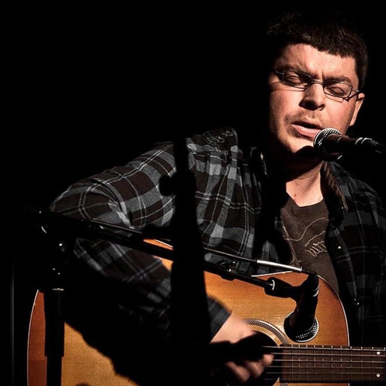 Gísli Þór Ólafsson með gítarinn. MYND: HJALTI ÁRNA