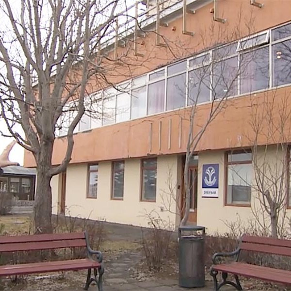 Unnur Valborg, sveitarstjóri Húnaþings vestra, við félagsheimilið á Hvammstanga. SKJÁSKOT ÚR FRETT RÚN