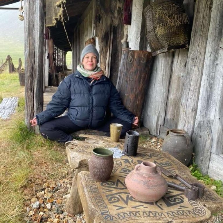 Tinna komin 8 mánuði á leið í tökum á Höfn í Hornafirði á sjónvarpsþáttunum The Lark/Witcher. MYND AÐSEND