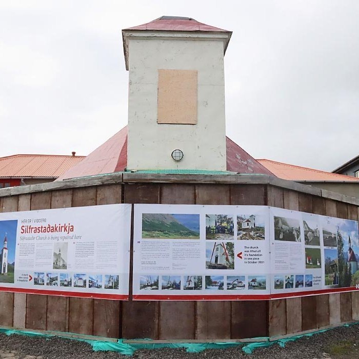 Silfrastaðakirkja er í viðgerð á Trésmiðjunni Ýr. Vænlegra þótti að flytja hana ríflega 50 kílómetra út á Krók en að gera hana upp á Silfrastöðum. MYND: ÓAB