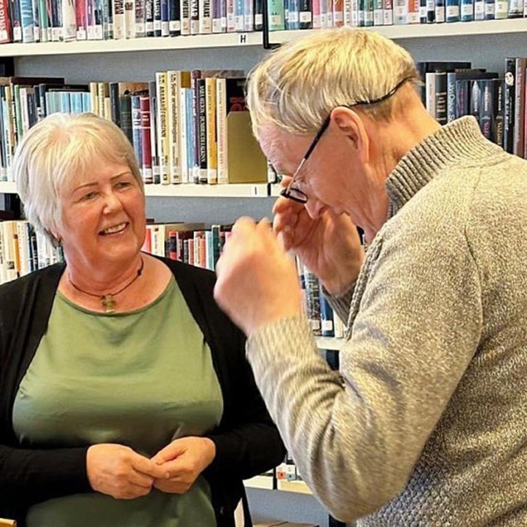 Sigríður Garðarsdóttir, umsjónarmaður Vísnakeppni Safnahúss Skagfirðinga, nýbúin að afhenda Jóni Gissurarsyni verðlaun fyrir besta botninn í fyrra. MYND: ÓAB