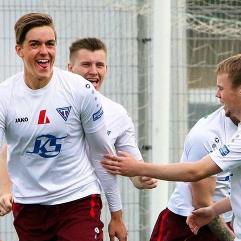 Konni, þjálfari Stólarnna. Hann kom inn á í framlengingunni á laugardaginn og skoraði að sjálfsögðu í vítaspyrnukeppninn. Þessi mynd er reyndar ekki alveg ný en á henni má sjá núverandi kantara KR, Luke Ray, fagna með Konna. MYND: ÓAB