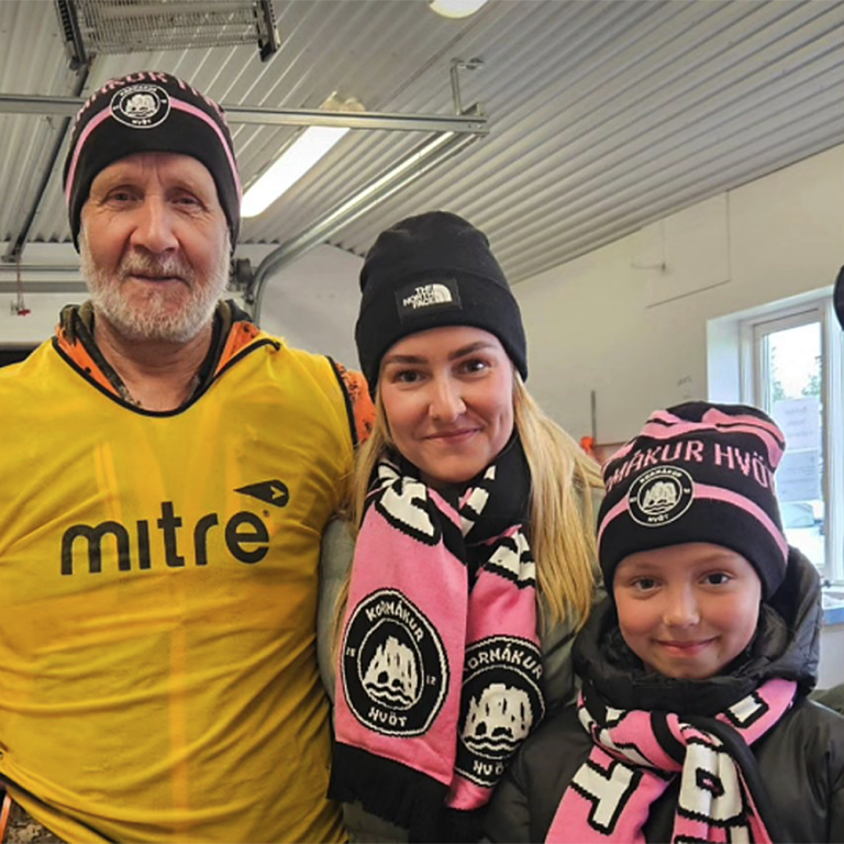 Það var betra að klæða af sér rigninguna í dag fyrst hitabylgjan tók sér smá frí. MYND AF AÐDÁENDASÍÐUNNI