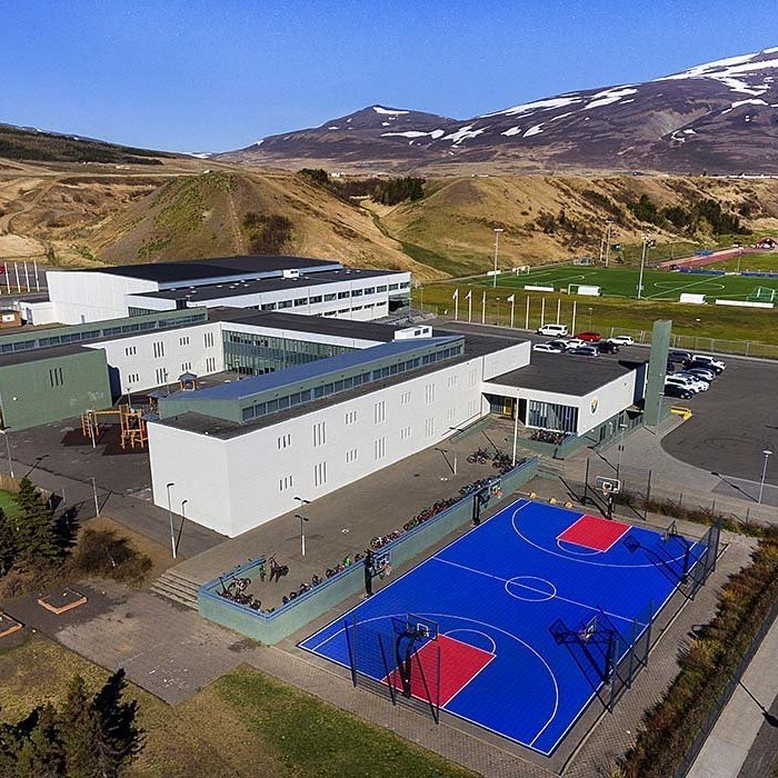 Loftmynd af Árskóla á Sauðárkróki.