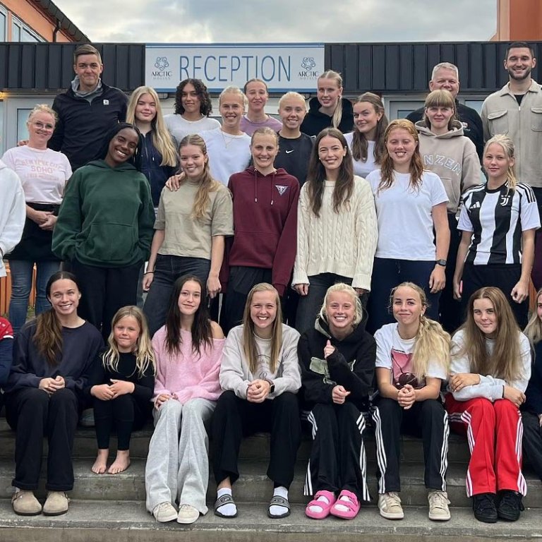 Stólastúlkur og þjálfarateymið var boðið út að borða af Grettistaki í gær. Leikmenn koma því væntanlega endurnærðir til leiks í kvöld. MYND AF FB