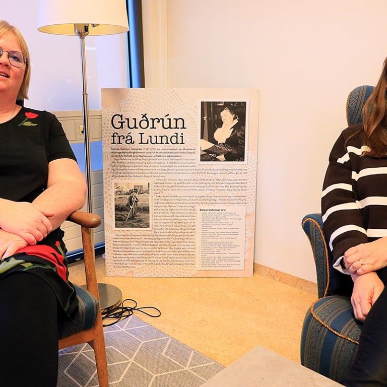 Kristín Sigurrós og Marín Guðrún með Guðrúnu frá Lundi á milli sín. Þær stöllur settu upp sýningu um skáldkonuna og hefur sýningin verið sett upp víða um land. MYND AÐSEND