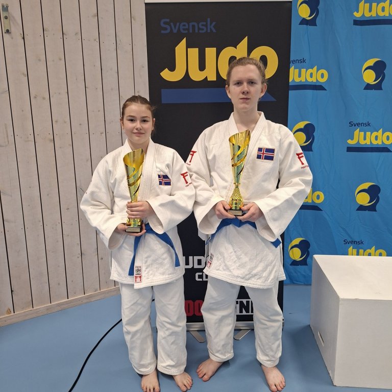 Jóhanna María og Freyr með verðlaunin. MYND AÐSEND