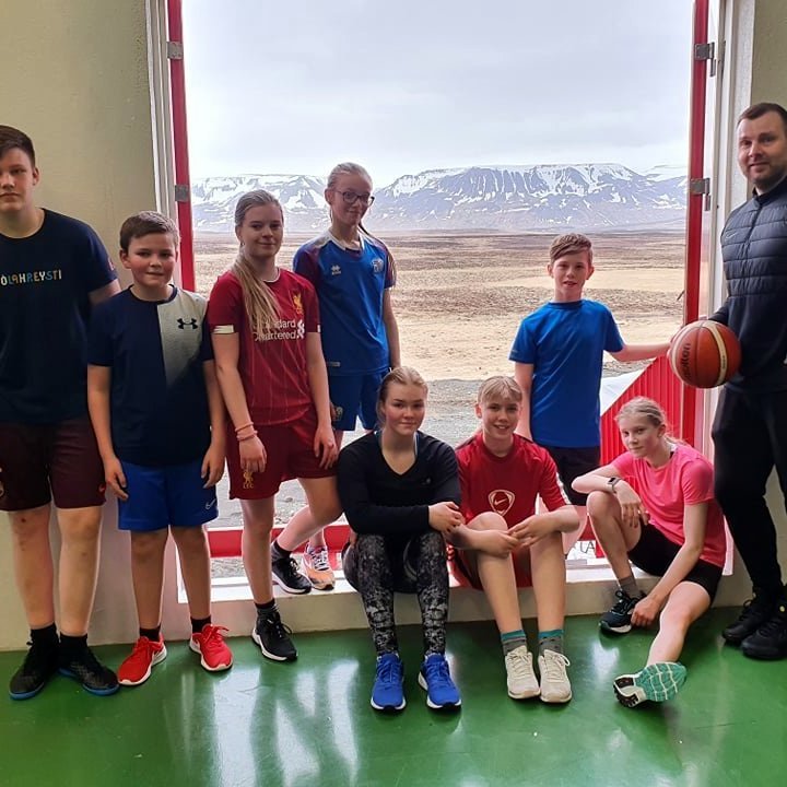 Vel var mætt á körfuboltanámskeið á Húnavöllum þar sem rúmlega 1/3 af nemendum skólans nutu leiðsagnar Helga Freys Margeirssonar hjá Körfuboltaskóla Norðurlands. Hér er Helgi ásamt eldri hópnum. Aðsendar myndir.