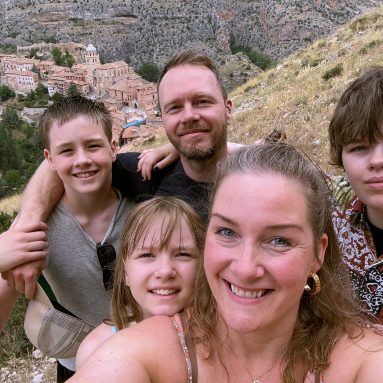 Berglind og Guðmundur ásamt börnum á Spáni. MYND AÐSEND