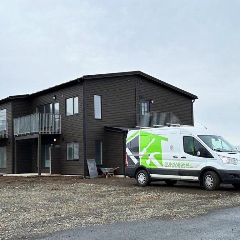 Eina húsið sem náðist að reisa á Freyjugötureitnum sem er því enn eins og stórt sár í gamla bænum á Króknum. MYND: ÓAB