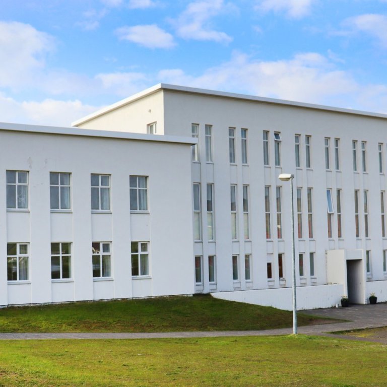 Héraðsskólinn á Reykjum í Hrútafirði. Mikil veikindi komu upp í skólanum í desember 1948. Skólinn var því settur í sóttkví og urðu nemendur að gera sér að góðu að eyða þar jólunum. Á neðstu myndinni má sjá Sauðárkrók á sjötta áratugnum. Í Skagafirði skráðu læknar vel á annað hundrað veikindatilfelli veturinn 1948-1949. MYND: Héraðsskjalasafn Skagfirðinga