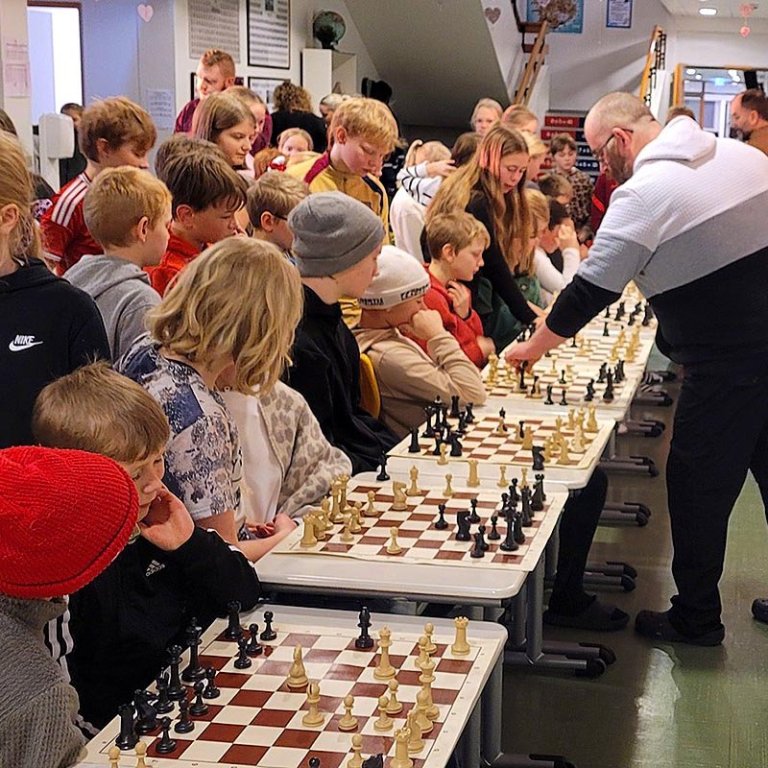 Svavar og nemendur Árskóla í þungum þönkum. MYND: ÁRSKÓLI.IS