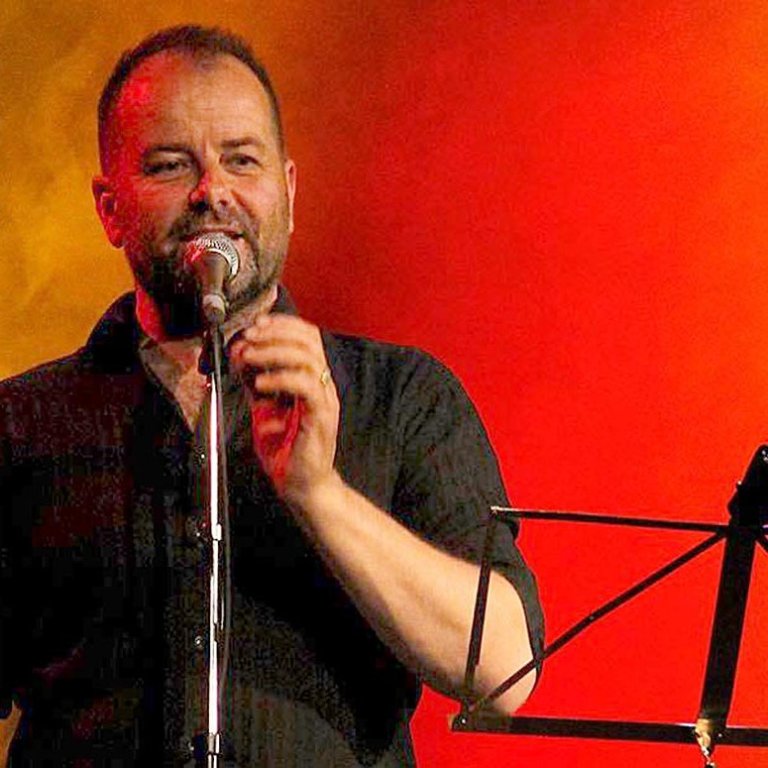 Guðbrandur Ægir við hljóðnemann á VSOT tónleikum í Bifröst. MYND: ÓAB