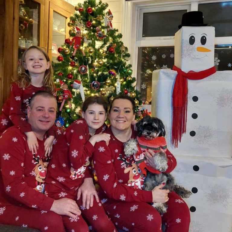 Fjölskyldan á jóladagsmorgun og þarna má sjá jólaveruna sem Raggý sagði okkur frá. MYND AÐSEND