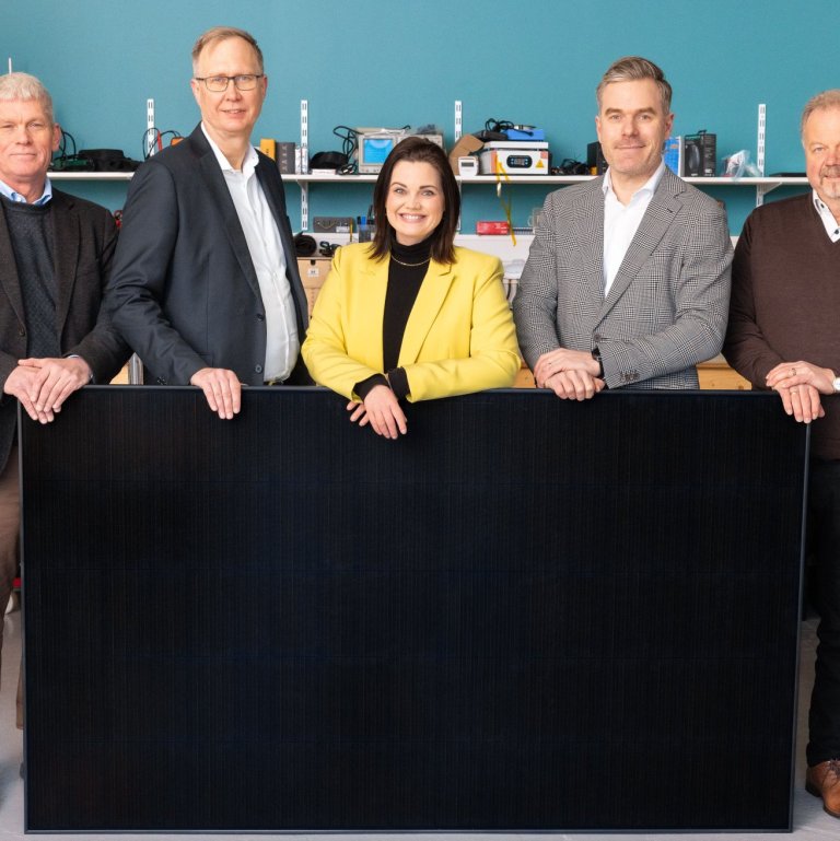 Frá vinstri: Ómar Tryggvason og Sigurgeir Tryggvason fulltrúar Summu Rekstrarfélags, Linda Fanney Valgeirsdóttir framkvæmdastýra og meðstofnandi Alor, Magnús Hafliðason framkvæmdastjóri N1 og Valgeir Þorvaldsson stjórnarformaður og stofnandi Alor. MYND AÐSEND