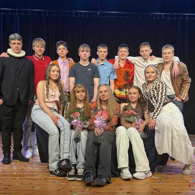 Hluti leikhópsins að sýningu lokinni. MYND GG