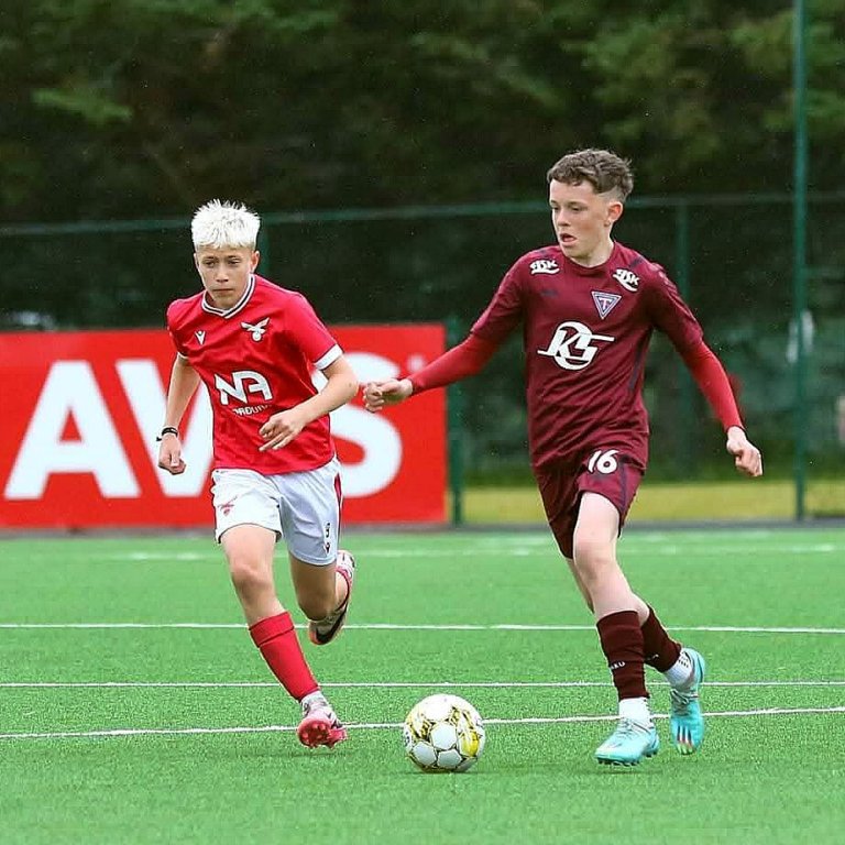 Aron Örn í leik með sameinuðu liði Tindastóls/Hvatar/Kormáks. Á neðri myndinni er hann með Hauki bróður sínum á Anfield Road. AÐSENDAR MYNDIR