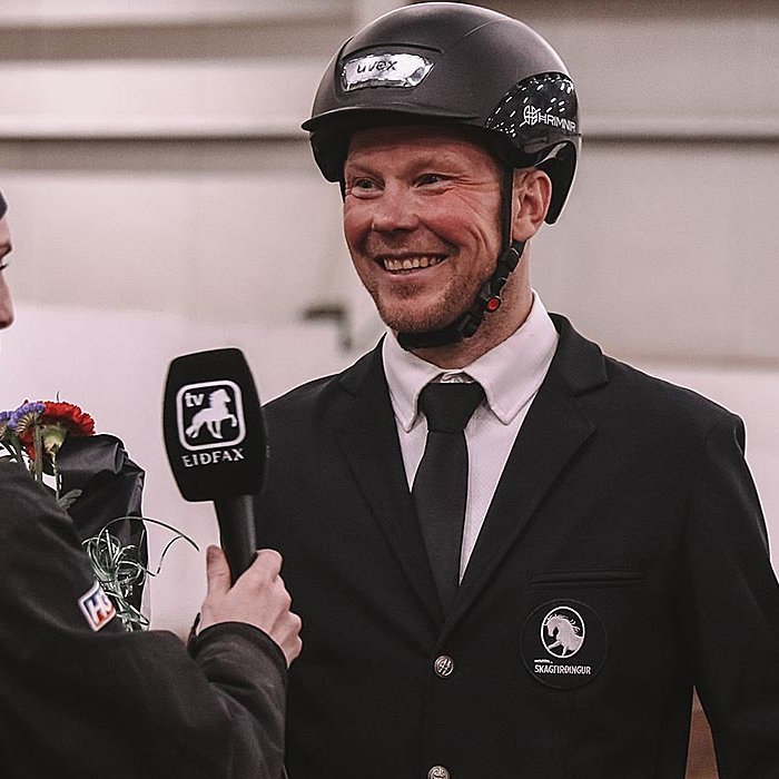 Þórarinn Eymundsson spjallar við EiðfaxaTV að lokinni keppni.  MYND AF FB-síðu Meistaradeildar KS.