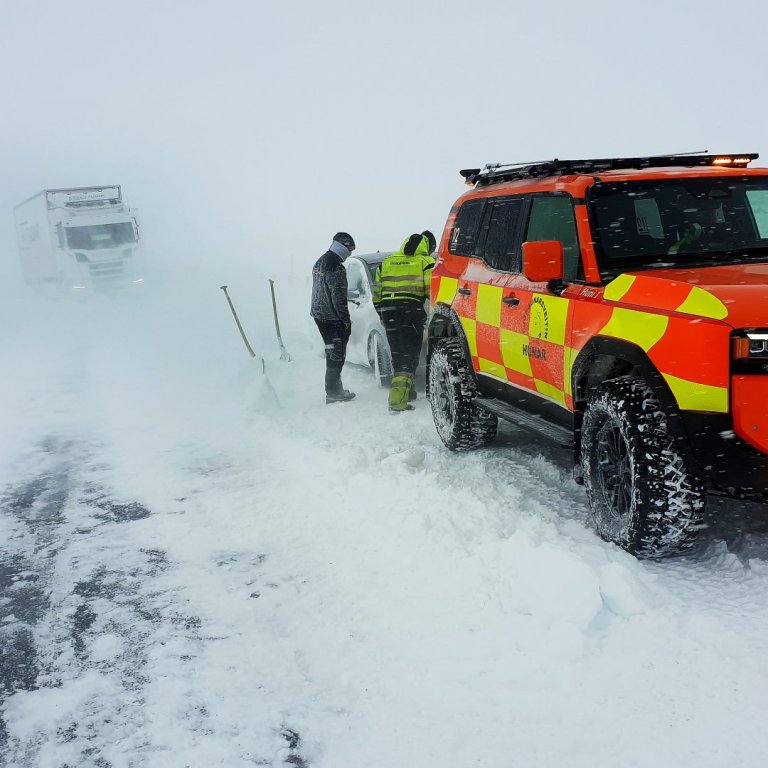 Aðstæður á Holtavörðuheiði voru erfiðar í lok síðustu viku þegar þessi mynd var tekin. Ekki var ástandið skárra í gær. MYNDIR FRÁ LANDSBJÖRG