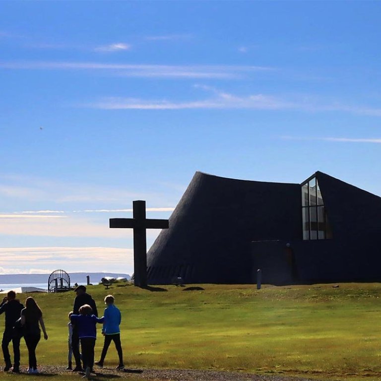 Blönduóskirkja í sumri og sól. MYND: ÓAB
