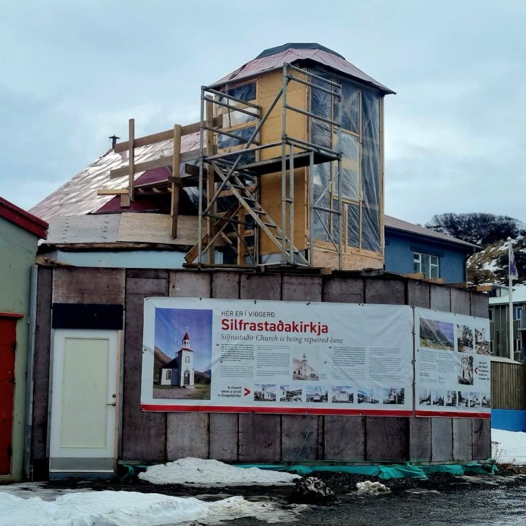 Silfrastaðakirkja fyrir utan trésmiðjuna Ýr. Mynd: HMJ
