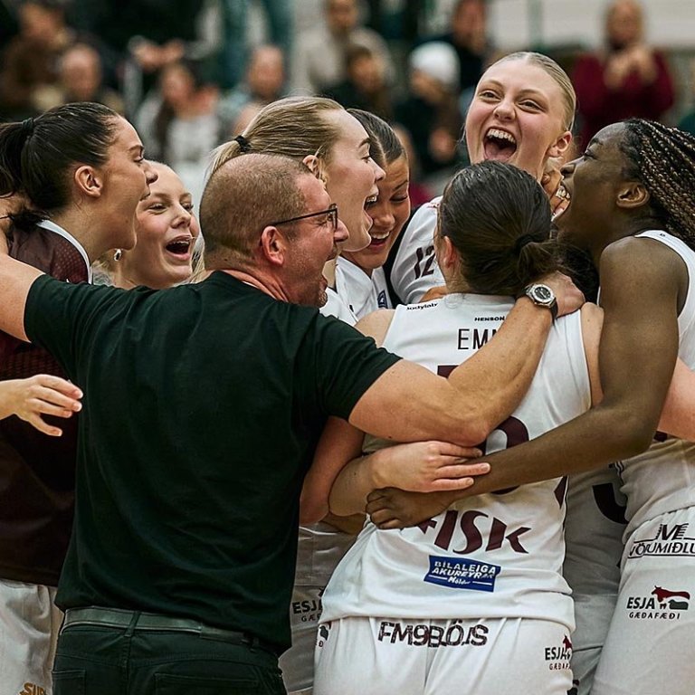 Israel Martín og Stólastúlkur kampakát eftir sigurleik í vetur. Vonandi verða þeir enn fleiri á næsta tímabili. MYND: SIGURÐUR INGI