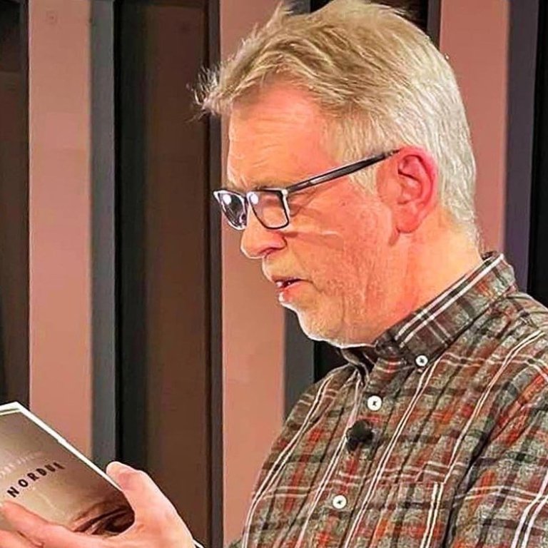 Skáldið les. Mynd: Facebook.