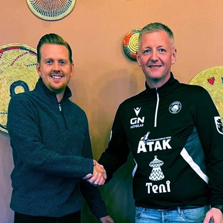 Dominiv Furness (til vinstri) og Jon Örn hjá knattspyrnudeild þegar framlengt var við þjálfarann síðasta haust. MYND AF FEYKIR.IS