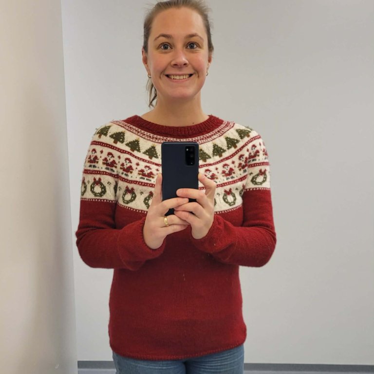 Lára Halla í jólapeysunni sem hún lauk við rétt fyrir Friðargöngu Árskóla á síðasta ári.