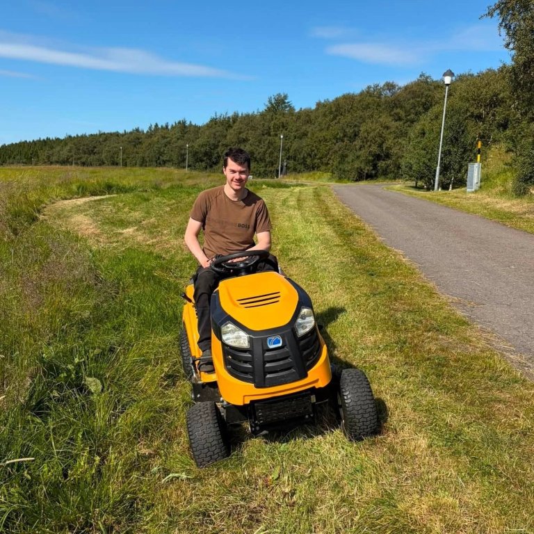 Vignir Þorbergsson að gera fínt fyrir Hólahátíð. Mynd: Gísli Gunnarsson.