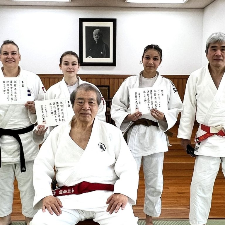 Annika Líf og Jóhanna María frá Tindastóli, Eyja og Sensei Iura með forseta Kodokan. Haruki Uemura (fremst). Mynd aðsend.