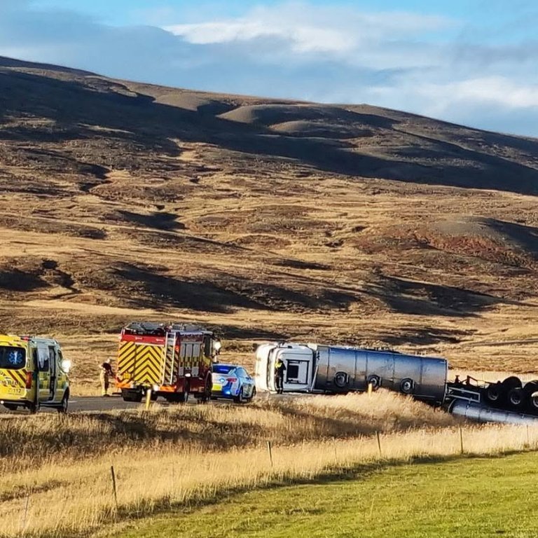 Talsverður viðbúnaður er á slysstað. Mynd: HMJ