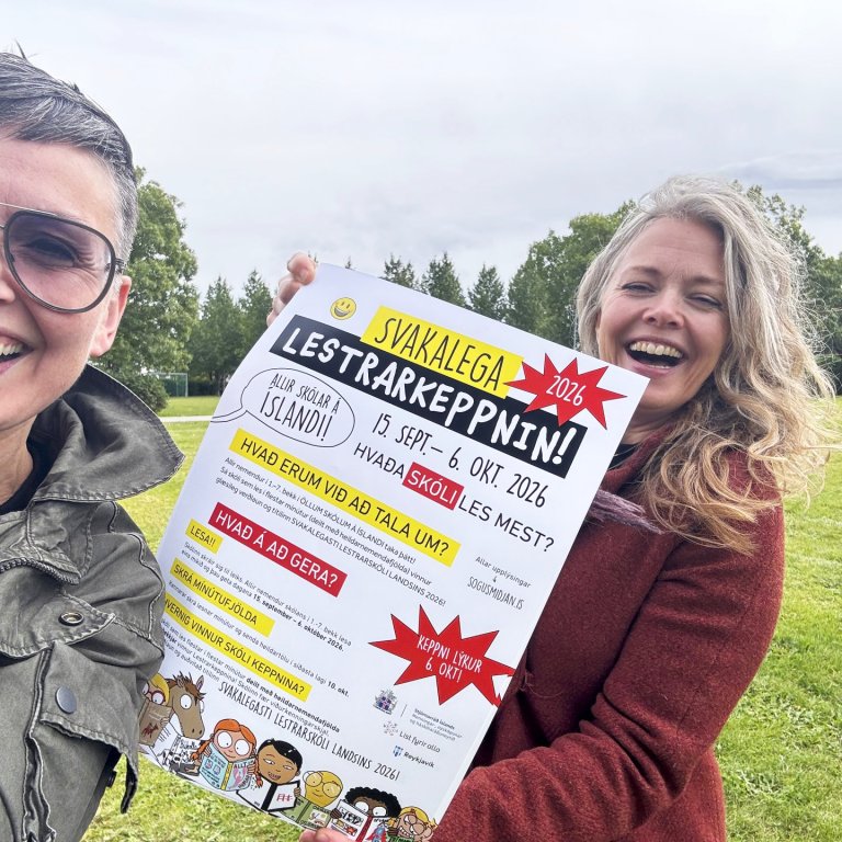 Blær og Eva Rún eldhressar að kynna Svakalegu lestrarkeppnina. MYNDIR AÐSENDAR