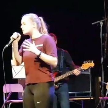 Ásdís Aþena syngur til sigurs í Söngvarakeppni Grunnskóla Húnaþings vestra í janúar sl.