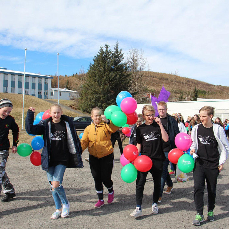 Frá Lokahátíð Þjóðleiks - þátttakendur í skrúðgöngu. Mynd: Íris Olga Lúðvíksdóttir