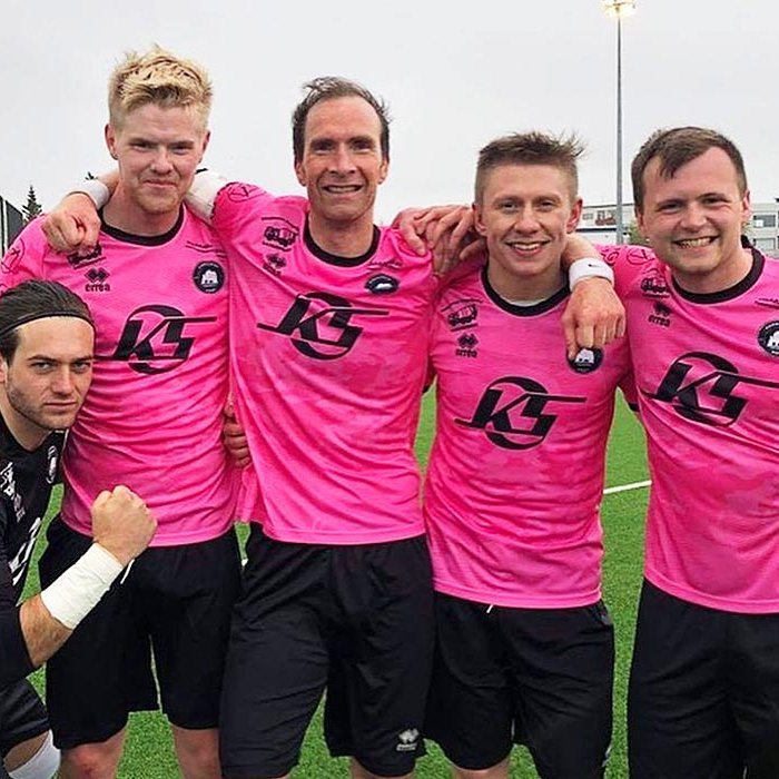 Hluti liðsmanna Kormáks Hvatar kampakátir að leik loknum og skarta þarna splunkunýjum búningum. MYND AF FB