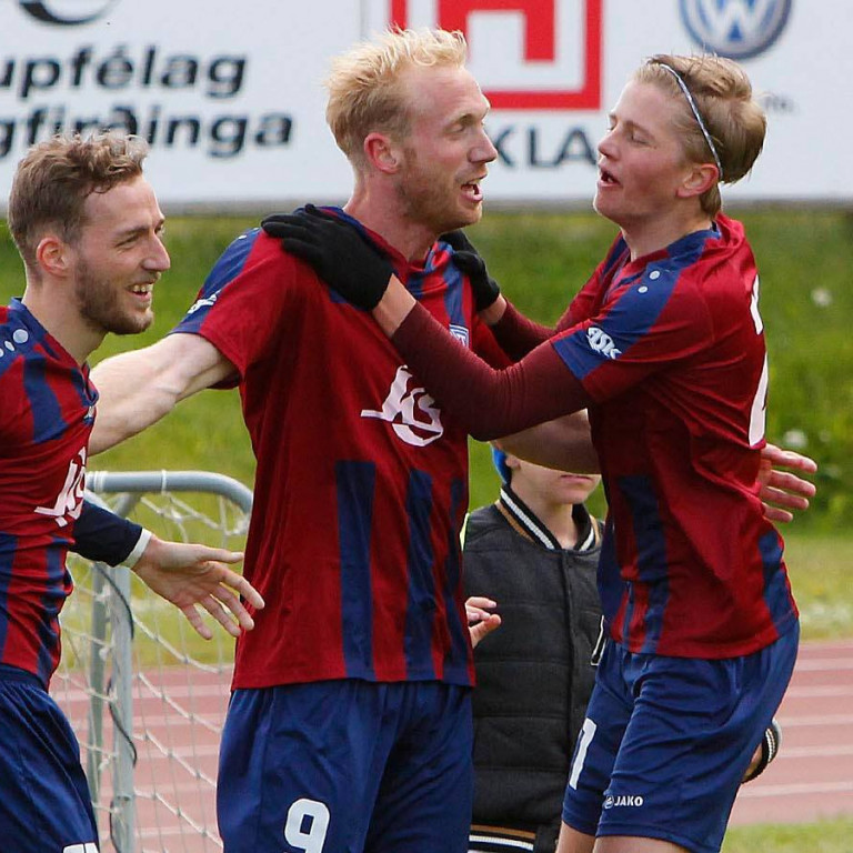 Kenny Hogg fagnaði fimmta marki sínu á fjórum dögum í gær. Það dugði þó ekki til sigurs gegni Völsungi. Hér sést hann fagna marki gegn KV á laugardaginn ásamt Benna og Arnari. MYND: ÓAB