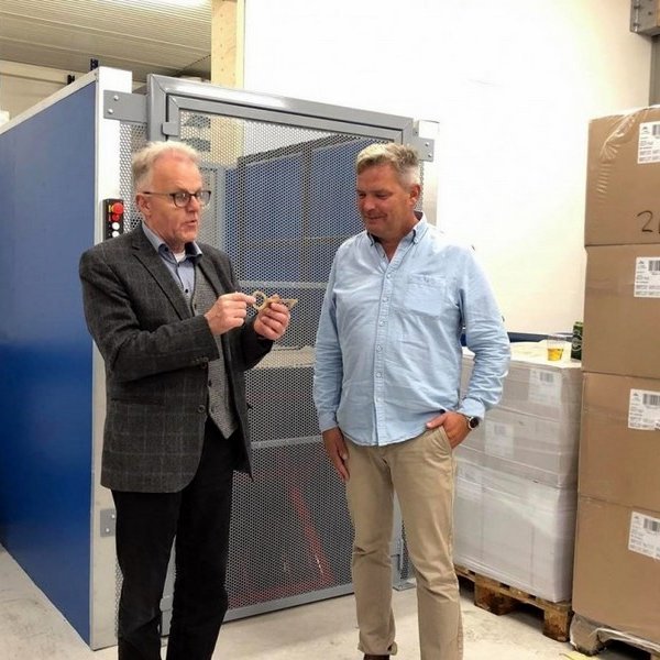 Jóhannes afhendir Kára lyklana. Mynd: huni.is