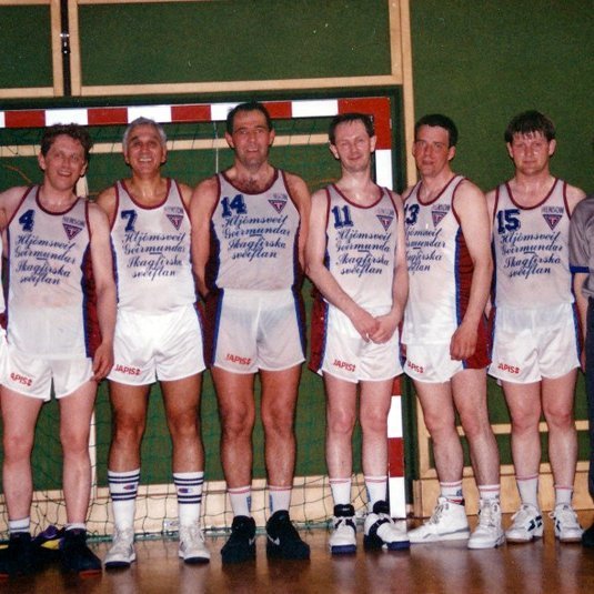 Molduxar eftir sinn fyrsta sigur í Evrópuleik. Samdóma álit var að Molduxarnir hefðu aldrei verið eins sveittir og eftir þennan leik sbr. mynd af liðinu. Annað afrek var unnið í Graz, Pálmi Sighvats dæmdi sinn fyrsta leik á erlendri grund og stóð sig með prýði.