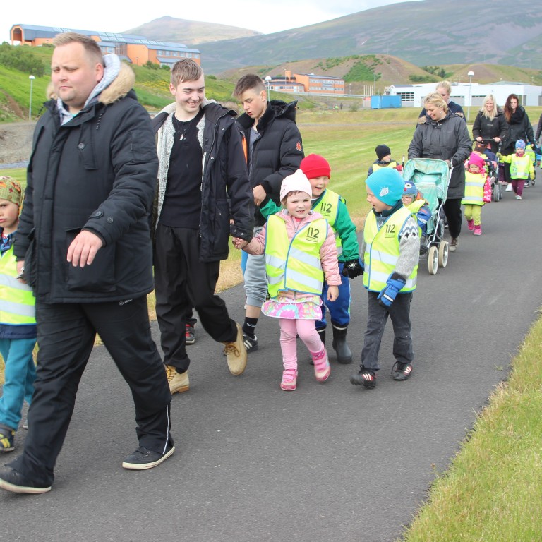 Ársalabörn í göngutúr